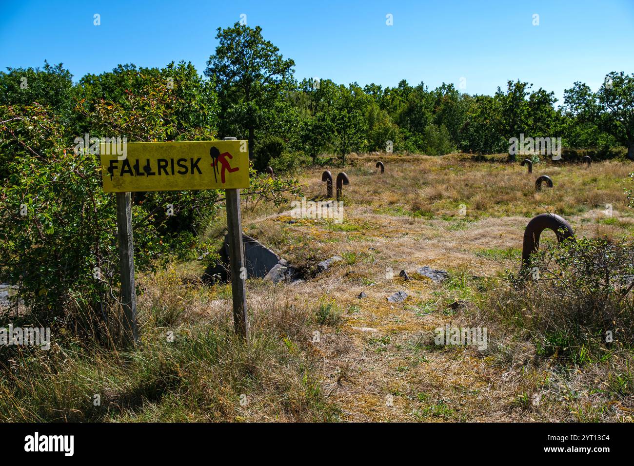 Warnung GEFAHR DES STURZES in Tjurkö Skans, einem historischen verlassenen Bunker und verlorenen Ort auf der Insel Tjurkö bei Karlskrona, Blekinge län, Schweden. Stockfoto