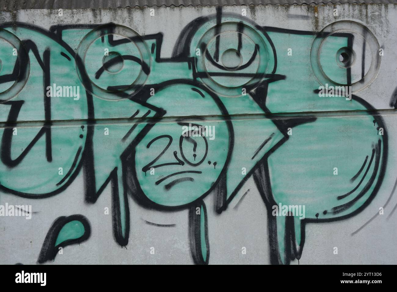 Graugrüne Buchstaben, grüne und schwarze Linien und lange schwarze Tropfen. Eine Zeichnung, Graffiti, die das Wort TOPOI 3 darstellt, ist auf einem weißgrauen Beton gemalt Stockfoto