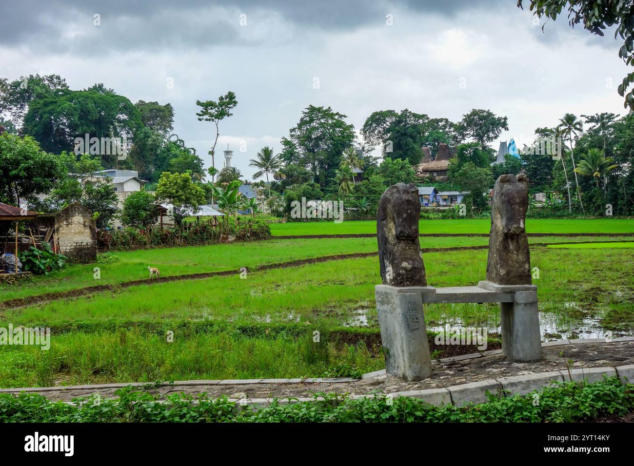 Gemalte Skulptur eines Pferdekopfes in einer Siedlung auf Sumba, Indonesien Stockfoto