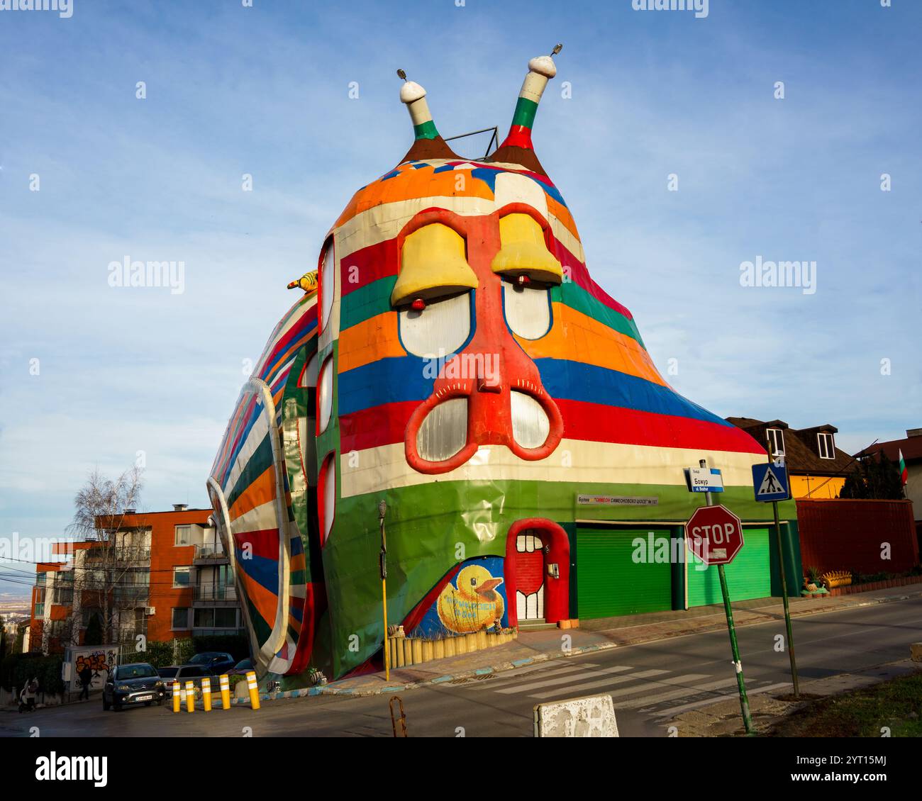 Das Snail House in Sofia, Bulgarien, ist ein lebhaftes, skurriles Gebäude mit einem mehrfarbigen Design, das an eine Schnecke erinnert und einzigartig und kreativ ist Stockfoto