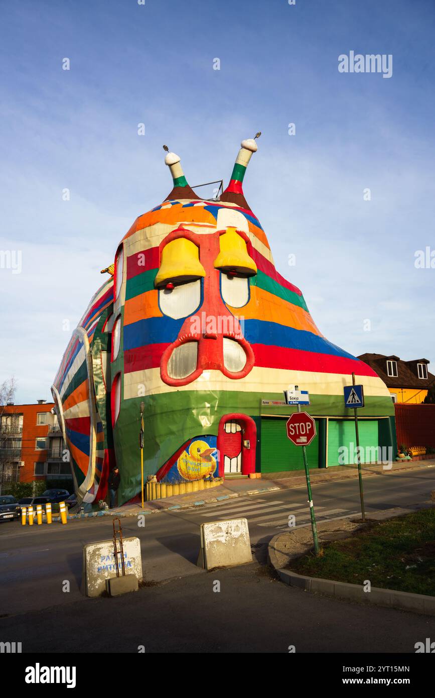 Das Snail House in Sofia, Bulgarien, ist ein lebhaftes, skurriles Gebäude mit einem mehrfarbigen Design, das an eine Schnecke erinnert und einzigartig und kreativ ist Stockfoto