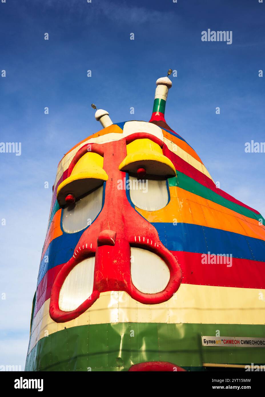 Nahaufnahme des lebhaften und skurrilen Schneckenhauses in Sofia, Bulgarien, mit seiner farbenfrohen fassade und seinem einzigartigen architektonischen Design unter blauem Himmel Stockfoto