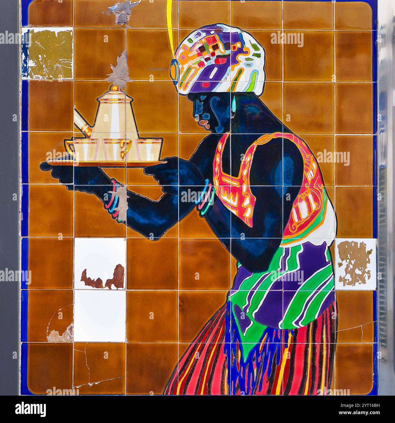 Traditionelles Spanisch, glasierte Keramikfliesen, Nahaufnahme. Dekorativ lackierte Fliesen. Farbenfrohe Azulejos. Kunstvolles Muster, für Design, Hintergrund. Merida, Spanien. Stockfoto