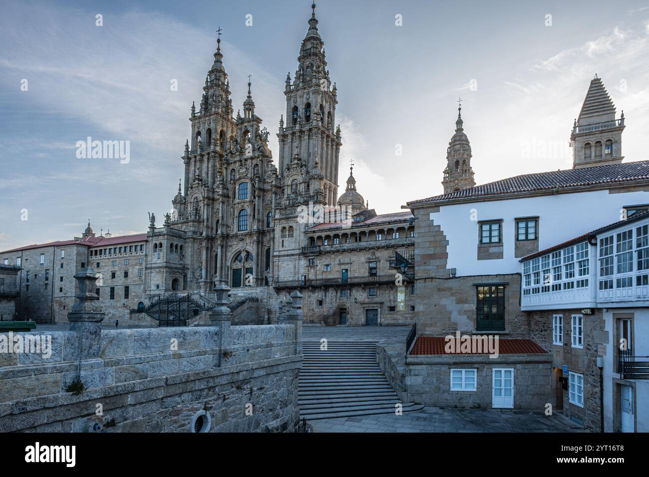 Santiago de Compostela, eine mittelalterliche Stadt im Nordwesten Spaniens, in den frühen Morgenstunden. Die majestätische Kathedrale, Blick von der Avenida de Raxoi. Stockfoto
