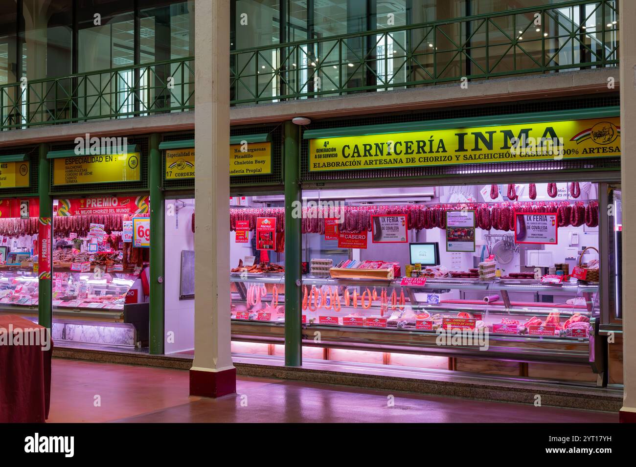 Logrono, Spanien – 27. Mai 2024: Metzgereien im Mercado San Blas/Plaza de Abastos in Logrono Stockfoto