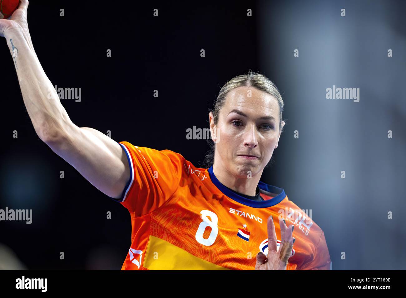 WENEN - niederländischer Handballstar Lois Abbingh im Kampf gegen Slowenien während des ersten Spiels in der Hauptrunde bei der Handball-Europameisterschaft. ANP RONALD HOOGENDOORN Stockfoto