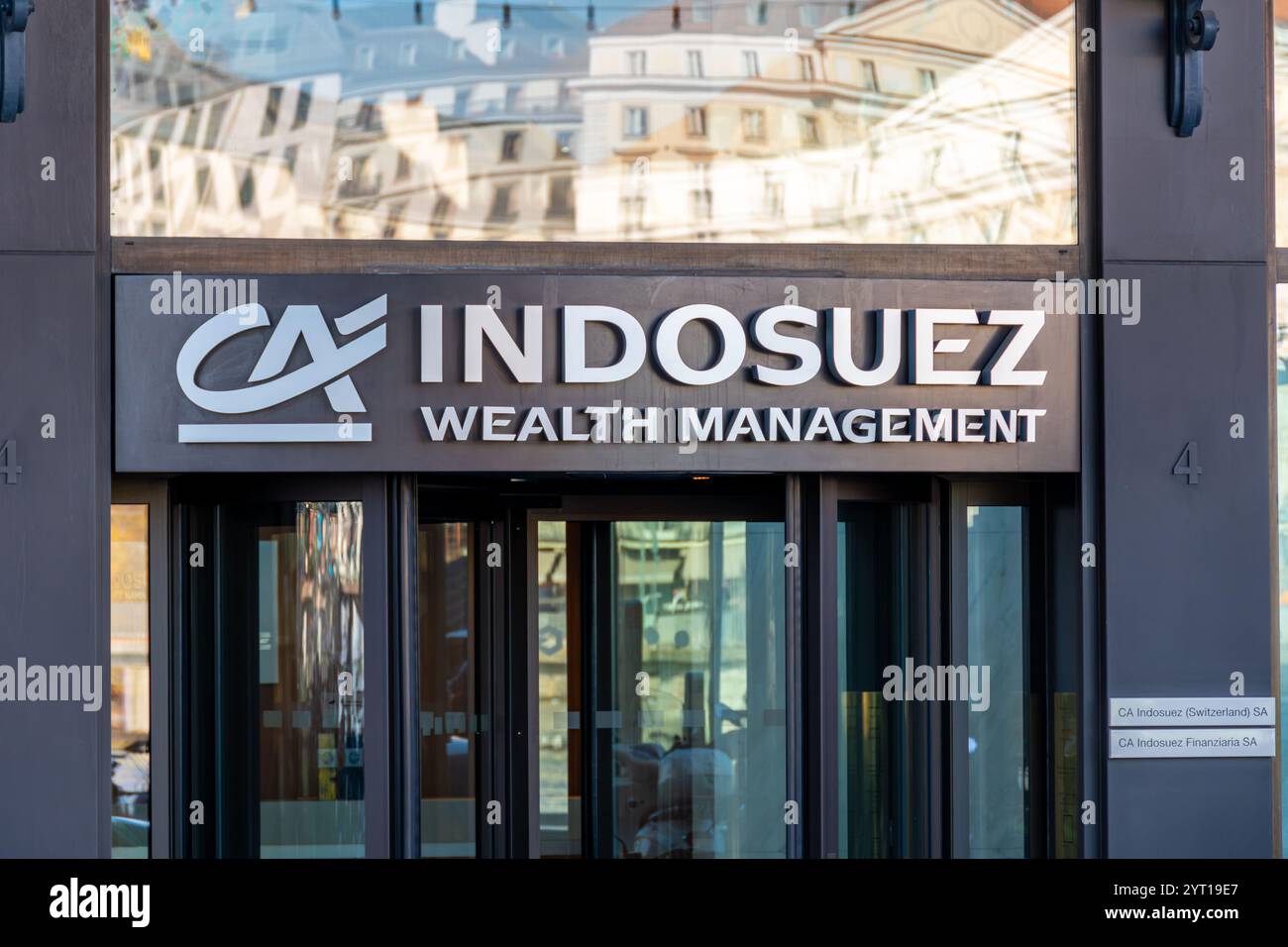 Schild und Logo auf dem Gebäude von Indosuez Wealth Management, einer französischen Banktochter des Crédit Agricole, spezialisiert auf Wealth Management Stockfoto