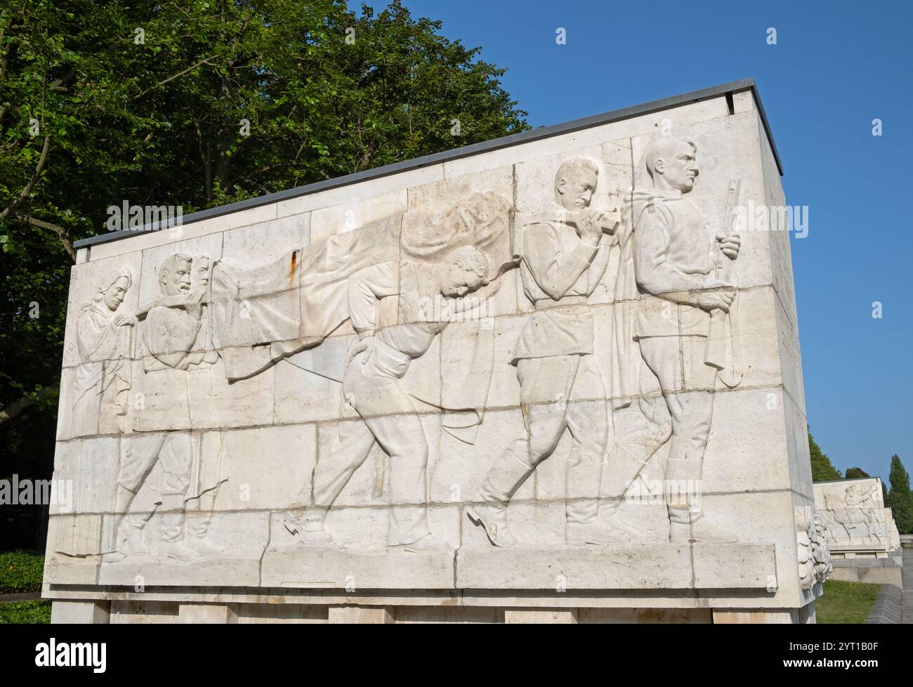 Einer von 16 Sarkophagen mit Reliefschnitzereien einer Kriegsszene. Sowjetisches Kriegsdenkmal, Treptower Park, Berlin, Deutschland. Stockfoto