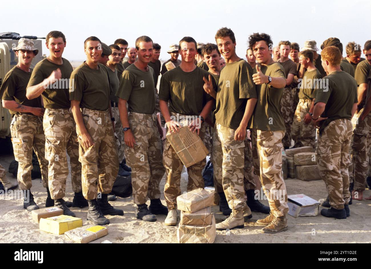 1. Golfkrieg: 15. März 1991 Soldaten des 1. Bataillons Scots Guards versammeln sich auf der Rückseite eines FV510 Warrior IFV (Infanterie Fighting Vehicle) in der Wüste nördlich von Kuwait City. Sie haben gerade Post und Pakete von zu Hause erhalten. Ihre Kämpfe sind beendet, sie bereiten sich darauf vor, Kuwait zu verlassen. Stockfoto