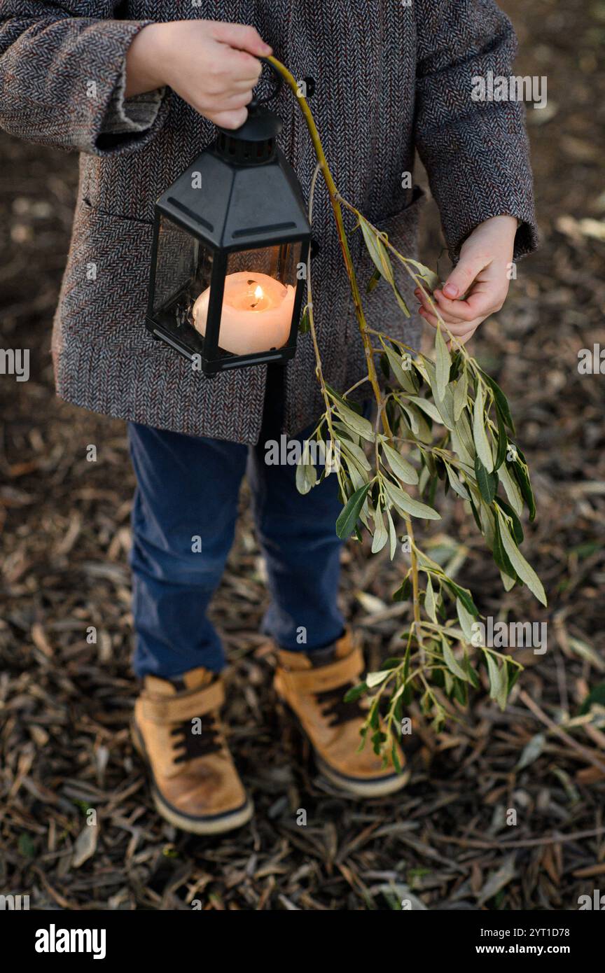 Junge in einem Baumtunnel mit Licht Stockfoto