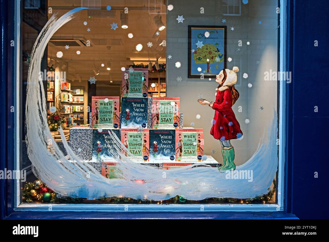 Gemaltes Fenster des Blackwells Bookshops an der South Bridge Edinburgh mit der Werbung „Where Snow Angels Go“, einer Weihnachtsgeschichte für Kinder von Maggie O'Farrell. Stockfoto