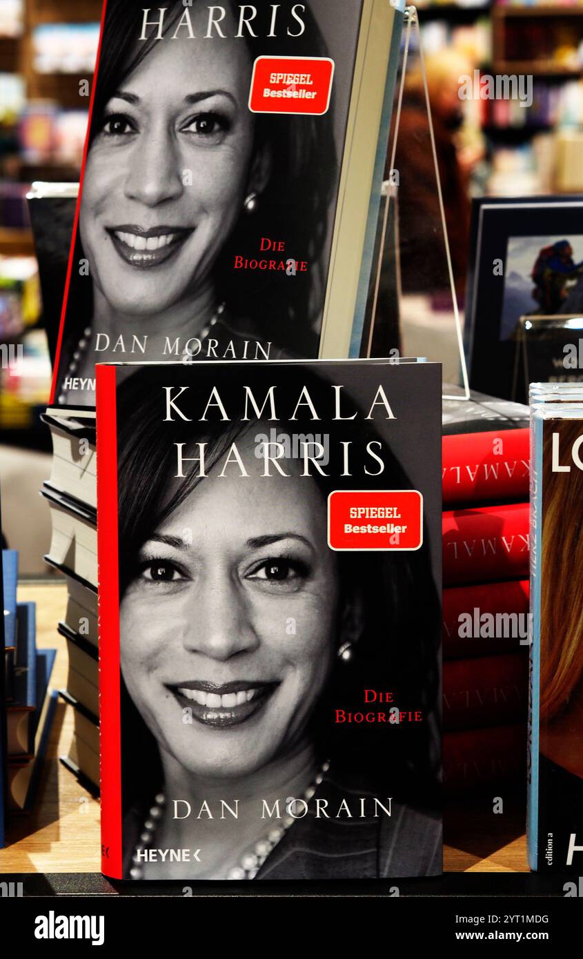 Deutschland, Passau - 5. Dezember 2024: Dan Moraines Buch „Kamala Harris“ aus dem Spiegel im Regal eines Buchhandels. Bücher berühmter Politiker sind sehr Stockfoto