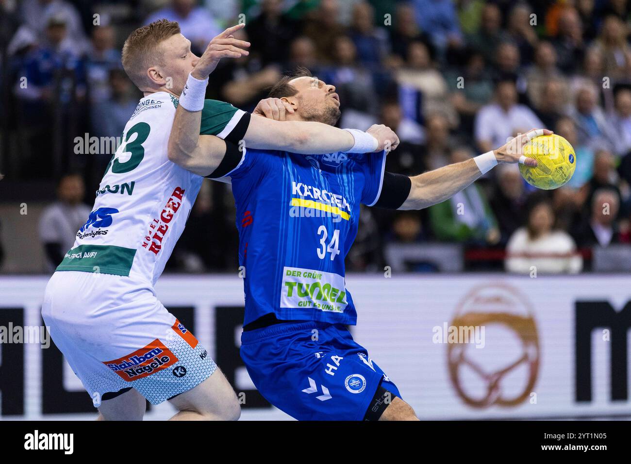 YMIR GISLASON (FRISCH AUF! Goeppingen, #33) im Zweikampf gegen Kai HAEFNER (TVB Stuttgart, #34) TVB Stuttgart (TVB) vs. FRISCH AUF! Goeppingen (FAG), Handball, Maenner, Daikin 1. Handball-Bundesliga (HBL), 14. Spieltag, Spielzeit 2024/2025, 05.12.2024 Foto: Eibner-Pressefoto/Oliver Schmidt Stockfoto