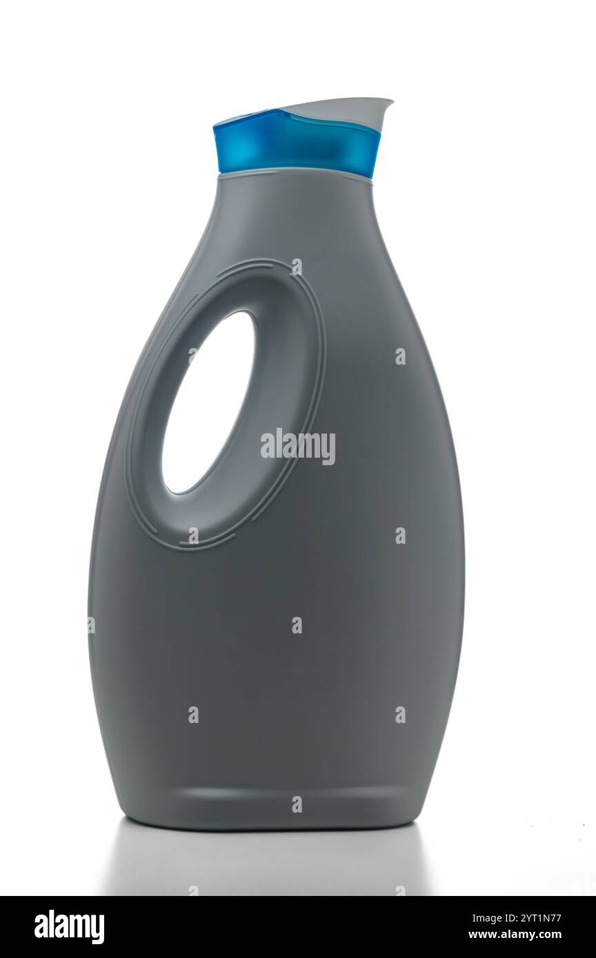 Die elegante graue Waschmittelflasche steht elegant vor einem harten Hintergrund und zeigt ihr modernes Design. Stockfoto