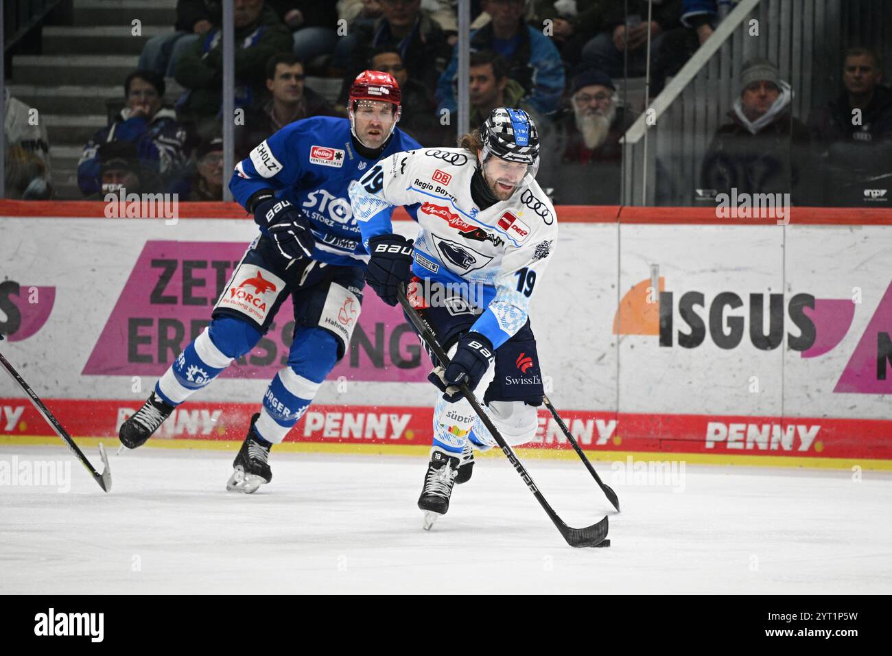 Daryl Boyle (Schwenninger Wild Wings #6) Wojciech Stachowiak (ERC Ingolstadt #19) Schwenninger Wild Wings gegen ERC Ingolstadt, Eishockey, DEL, 23. Spieltag, Saison 2024/2025, 05.12.2024 Foto: Eibner-Pressefoto/Sven Laegler Stockfoto