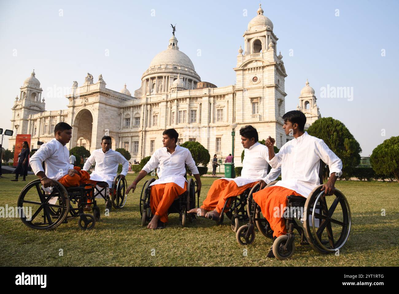 Kalkutta, Indien. Dezember 2024. Behindertengerechte Künstler einer behinderten Dreiradtruppe führen „Dance on Wheels“ vor der berühmten Victoria Memorial Hall in Kalkutta auf, die vom Kolkata Centr for Creativity in Zusammenarbeit mit der Victoria Memorial Hall organisiert wurde, am 5. Dezember 2024 in Kalkutta, Indien, Bild von Debajyoti Chakraborty. (Foto: Debajyoti Chakraborty/News Images) in Kalkutta, Indien am 12.2024. (Foto: Debajyoti Chakraborty/News Images/SIPA USA) Credit: SIPA USA/Alamy Live News Stockfoto