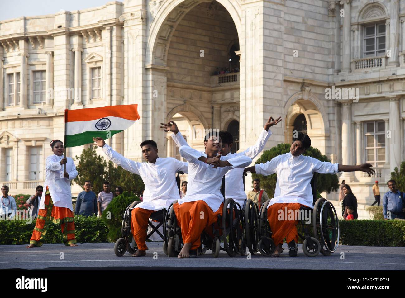 Kalkutta, Indien. Dezember 2024. Behindertengerechte Künstler einer behinderten Dreiradtruppe führen „Dance on Wheels“ vor der berühmten Victoria Memorial Hall in Kalkutta auf, die vom Kolkata Centr for Creativity in Zusammenarbeit mit der Victoria Memorial Hall organisiert wurde, am 5. Dezember 2024 in Kalkutta, Indien, Bild von Debajyoti Chakraborty. (Foto: Debajyoti Chakraborty/News Images) in Kalkutta, Indien am 12.2024. (Foto: Debajyoti Chakraborty/News Images/SIPA USA) Credit: SIPA USA/Alamy Live News Stockfoto