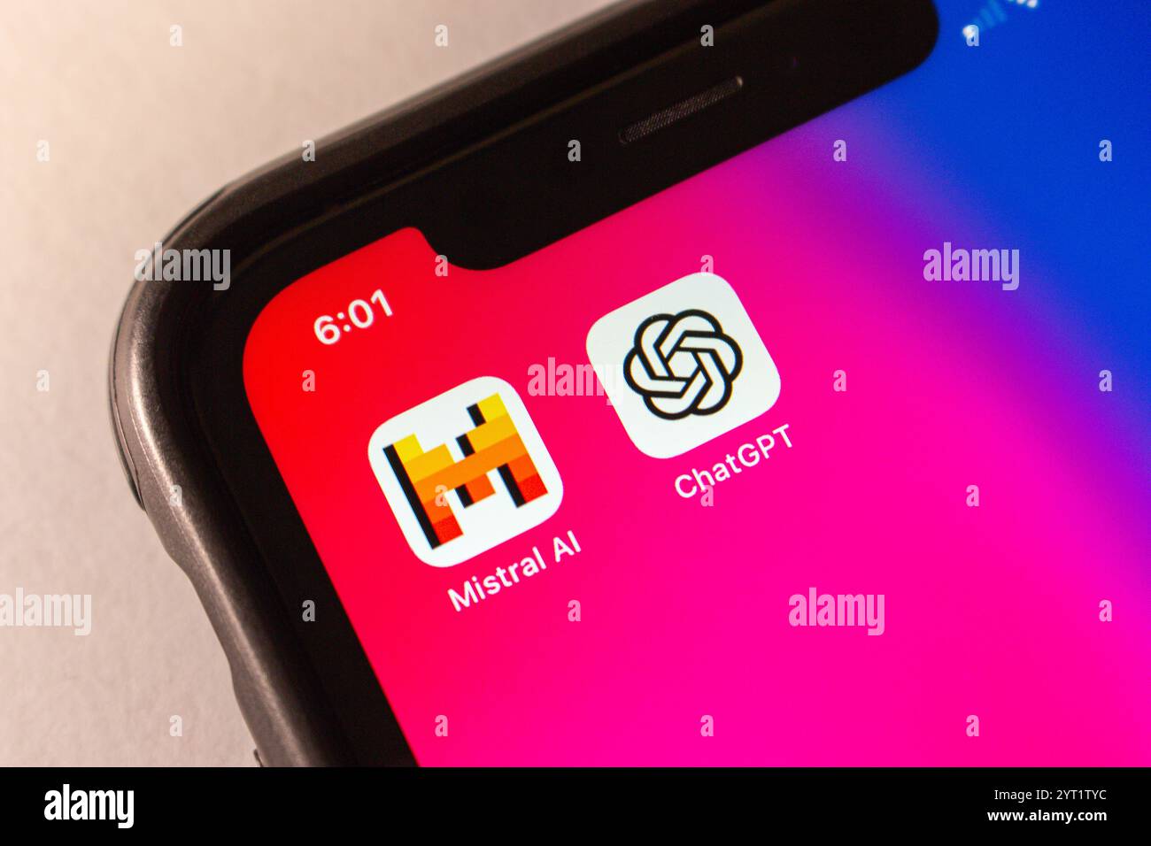 Mexiko-Stadt, MEXIKO - 28. November 2024 : Mistral AI und ChatGPT werden auf einem iPhone-Bildschirm angezeigt. Stockfoto