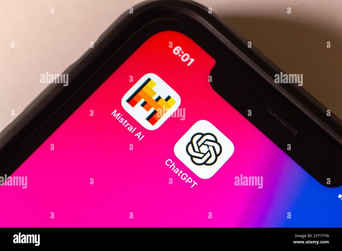 Mexiko-Stadt, MEXIKO - 28. November 2024 : Mistral AI und ChatGPT werden auf einem iPhone-Bildschirm angezeigt. Stockfoto