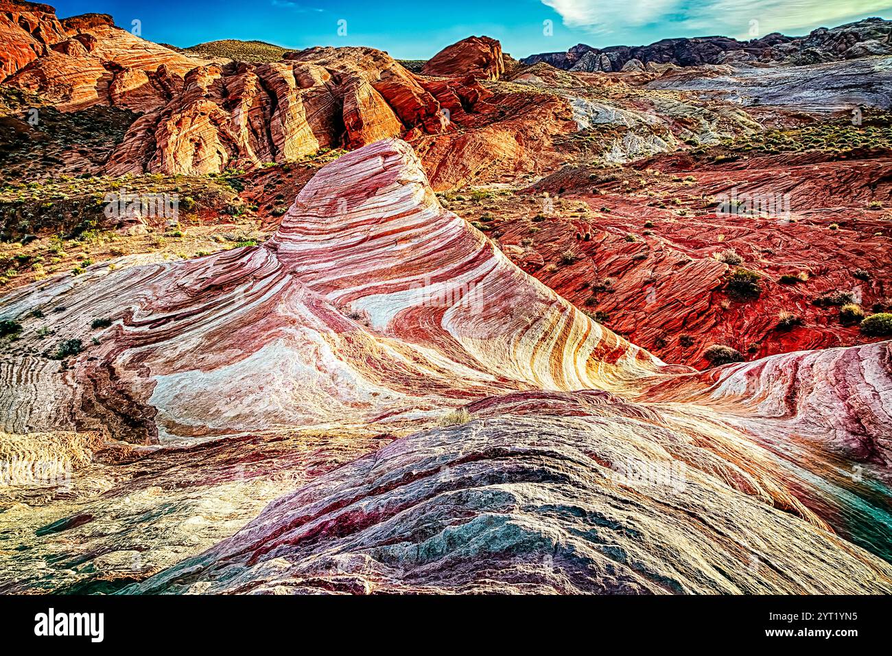 Eine Bergkette mit einem rot-weiß gestreiften Hügel. Die Farben sind lebhaft und die Landschaft ist wunderschön Stockfoto