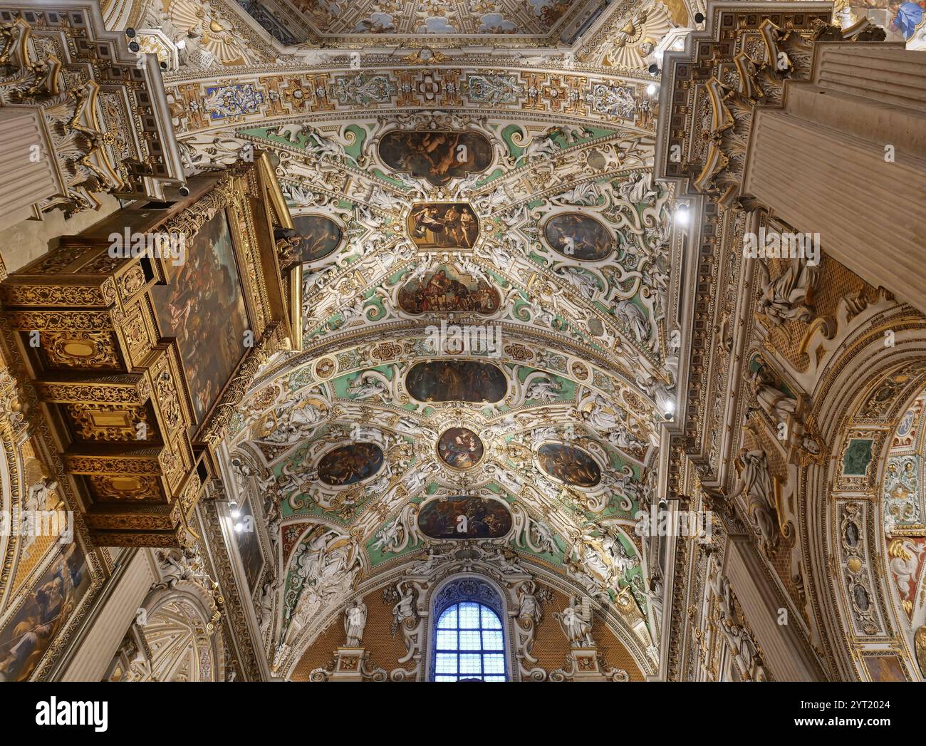 Innenraum der Basilika Santa Maria Maggiore. Die Kirche ist romanischen Architektur Innen, Dekoration ist weitgehend aus dem 17. Jahrhundert Barock Renova Stockfoto