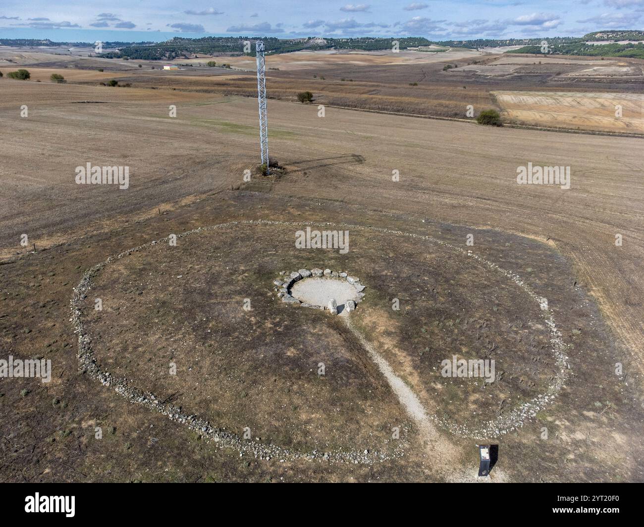 Megalithgrabmal von Los Zumacales, megalithisches Monument Typ Cromlech des Neolithikums (um 5500 BC1​), Simancas, Provinz Valladolid, Kastilien und Stockfoto