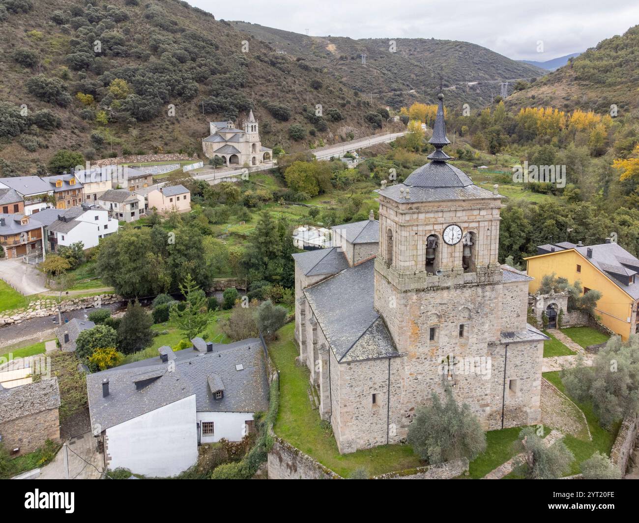 Dorf Molinaseca, aus der Vogelperspektive des Dorfes und Kirche San Nicolás de Bari und Heiligtum Las Angustias im Hintergrund, Region El Bierzo, Stockfoto