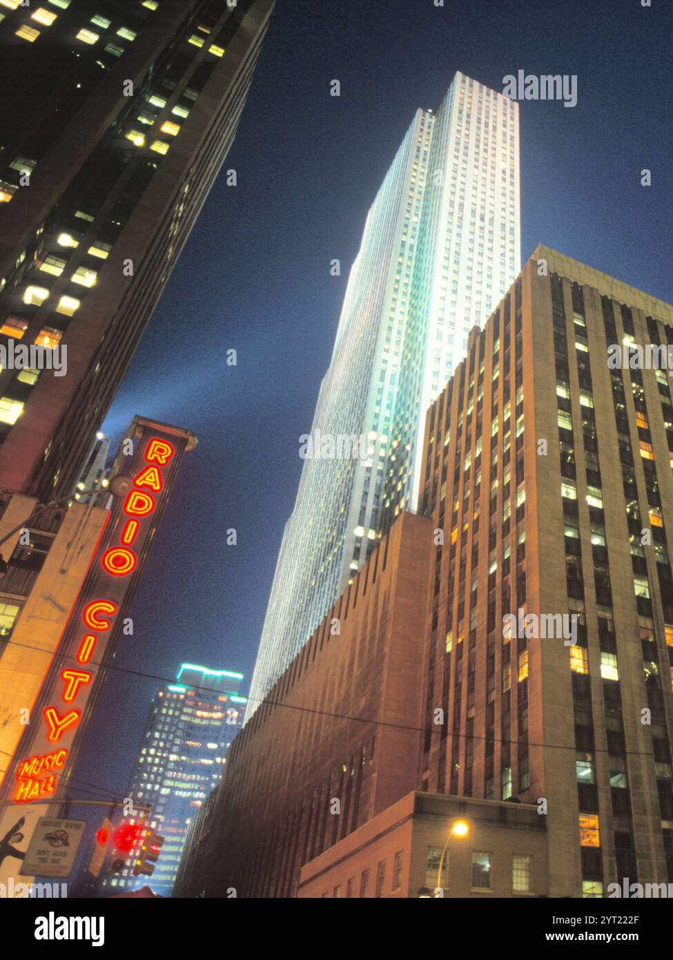 Radio City Music Hall und Rockefeller Center Gebäude bei Nacht beleuchtet. 6th Avenue, New York City, USA. Manhattan. Städtischer Tourismus Wahrzeichen der 1930er Jahre Stockfoto