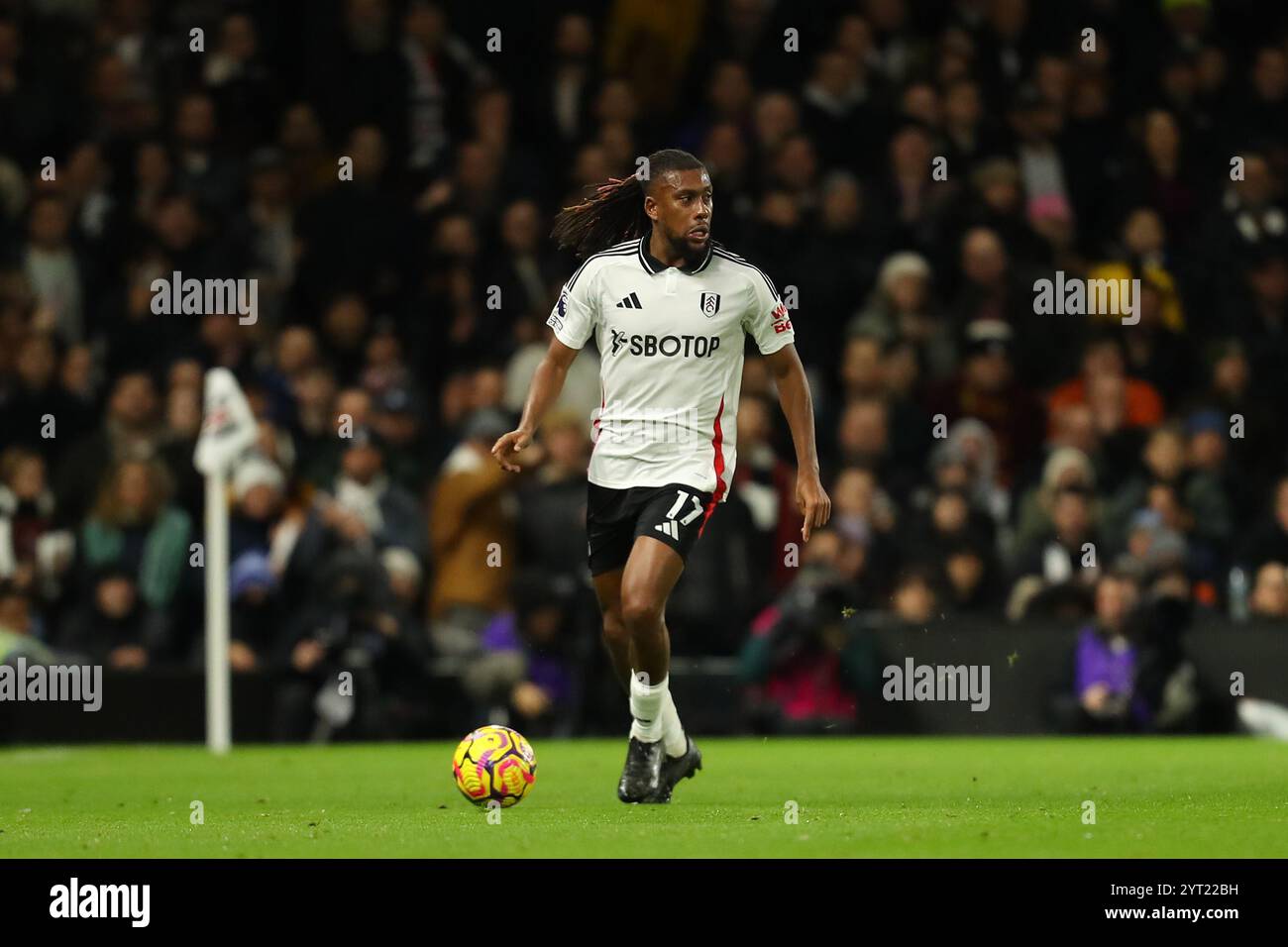 Craven Cottage, Fulham, London, Großbritannien. Dezember 2024. Premier League Football, Fulham gegen Brighton und Hove Albion; Alex Iwobi aus Fulham kommt auf den Ball zurück Credit: Action Plus Sports/Alamy Live News Stockfoto