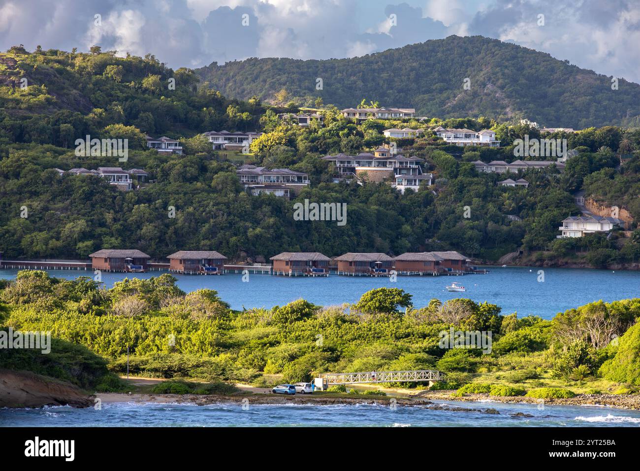 Ankunft auf dem Seeweg nach St. John's Antigua Caribbean am frühen Morgen mit Beach Villas und Bergen im Hintergrund Stockfoto