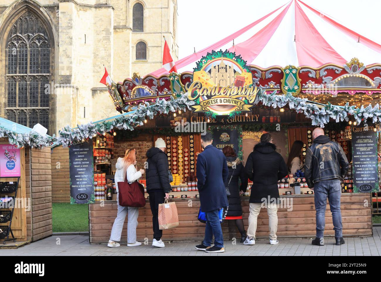 Ein Weihnachtsmarkt aus 600 Jahren ist zum ersten Mal seit 200 Jahren auf dem Gelände der Kathedrale von Canterbury mit Karussell und Chalets zurückgekehrt. Stockfoto