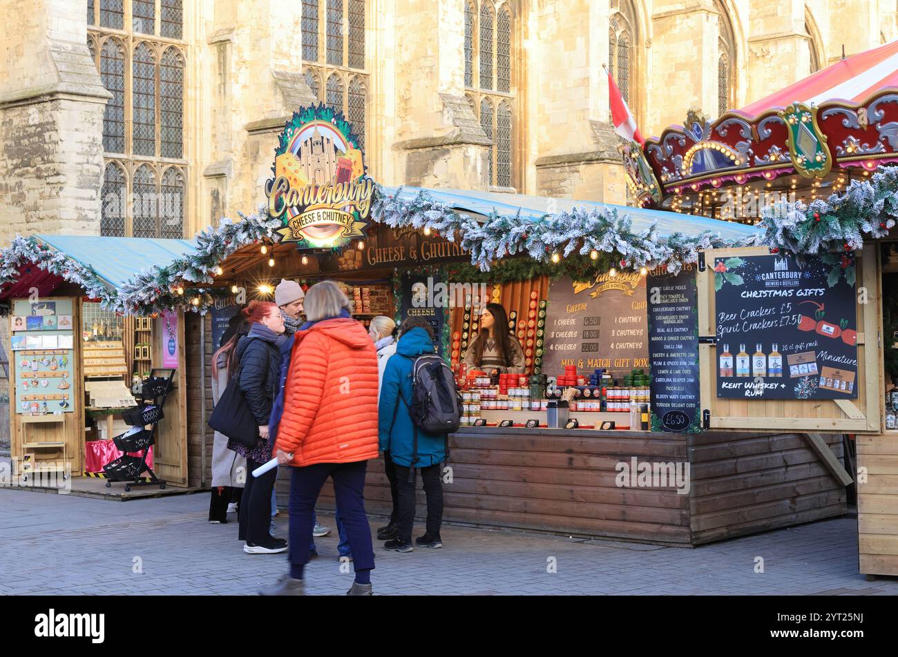 Ein Weihnachtsmarkt aus 600 Jahren ist zum ersten Mal seit 200 Jahren auf dem Gelände der Kathedrale von Canterbury mit Karussell und Chalets zurückgekehrt. Stockfoto