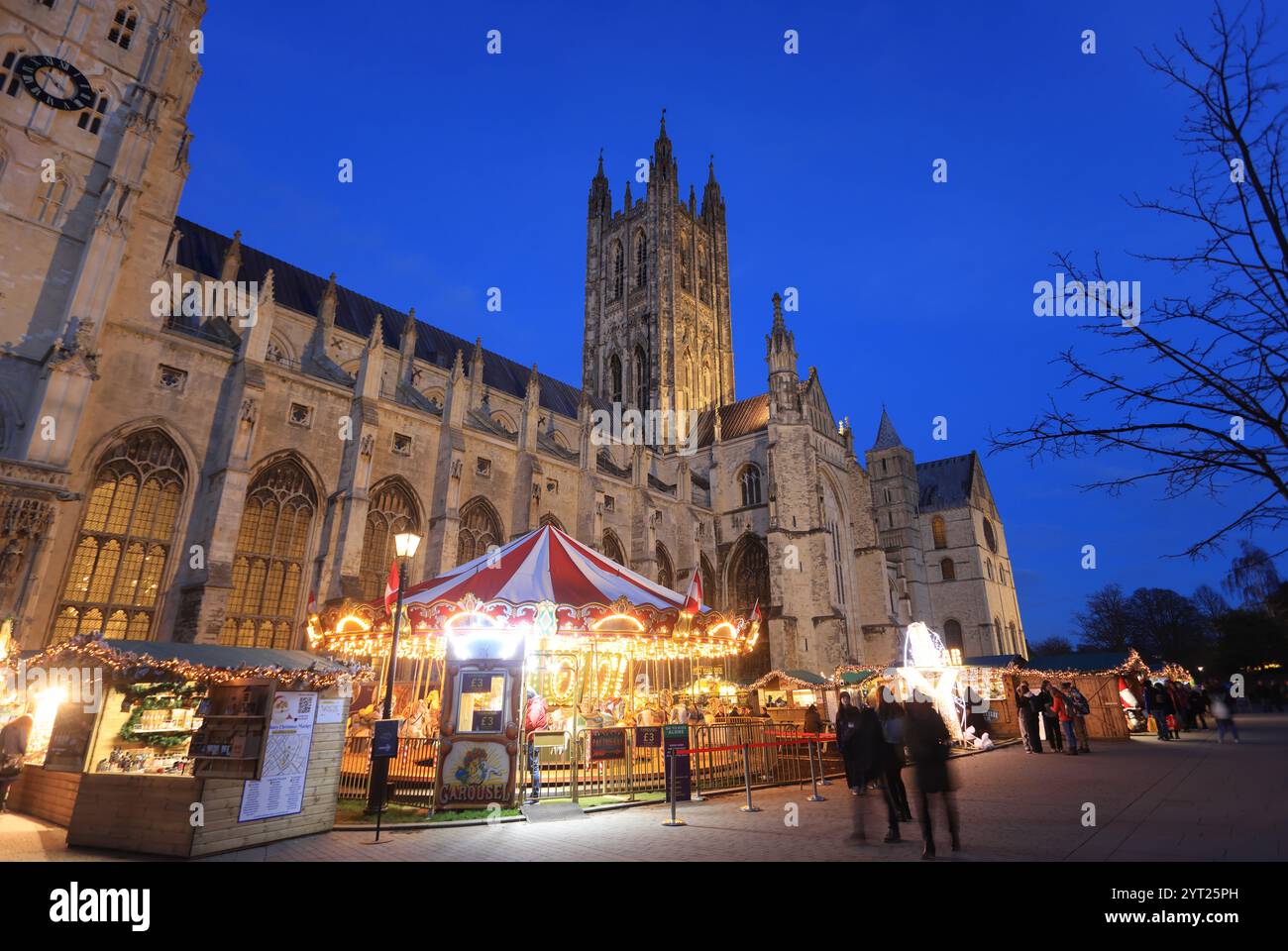 Ein Weihnachtsmarkt aus 600 Jahren ist zum ersten Mal seit 200 Jahren auf dem Gelände der Kathedrale von Canterbury mit Karussell und Chalets zurückgekehrt. Stockfoto