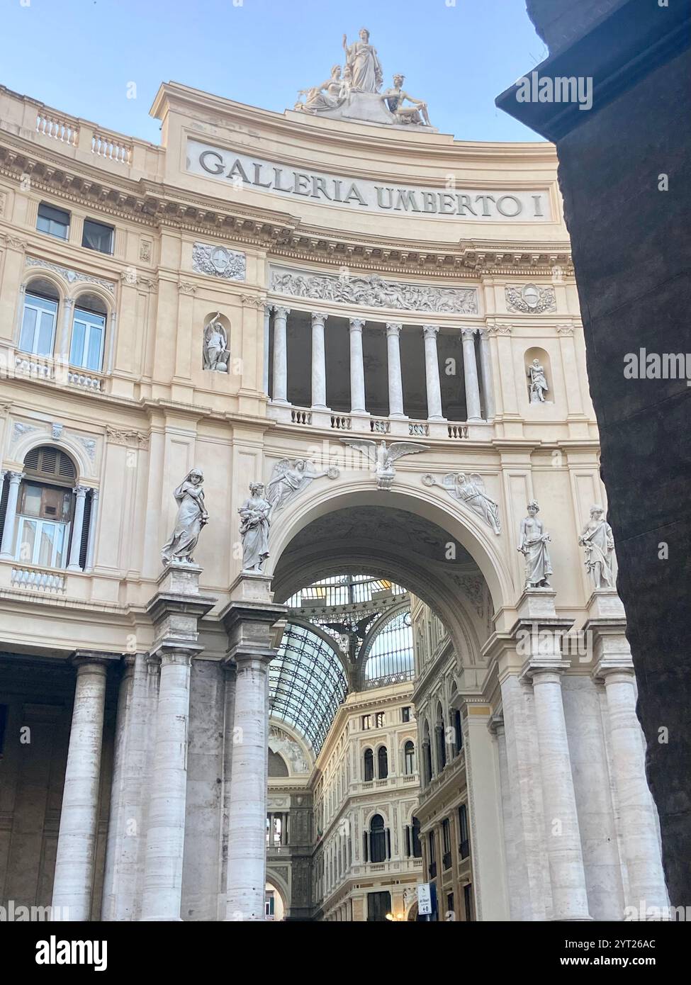 Neapel, Italien - Juli 31 2022: Architektonischer Blick auf die Galleria Umberto I in Neapel mit kunstvollen Skulpturen, großen Bögen und Glasdecken Stockfoto