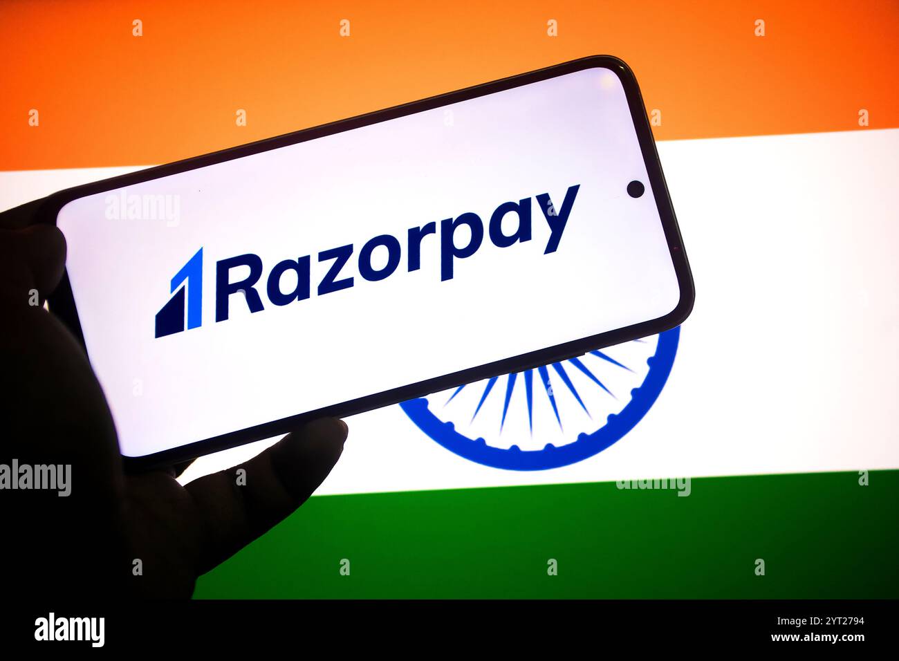In dieser Abbildung ist ein Razorpay-Logo auf einem Smartphone mit einer indischen Flagge im Hintergrund zu sehen. Stockfoto