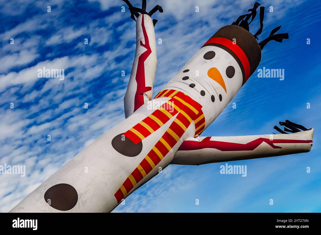 Ein weihnachtlicher Schneemann-Tubenmann schwingt in der Luft in Theodore, Alabama. Der aufblasbare Tube man ist auch als skydancer oder Air Dancer bekannt. Stockfoto