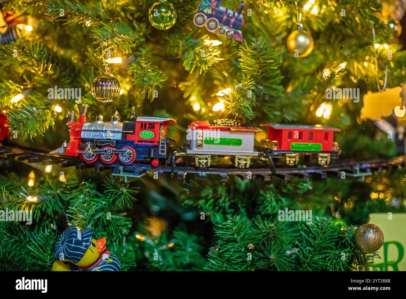 St. Thomas, Ontario, Kanada: Im Elgin County Railway Museum sind geschmückte Weihnachtsbäume und historische Eisenbahnfahrzeuge zu sehen. Stockfoto