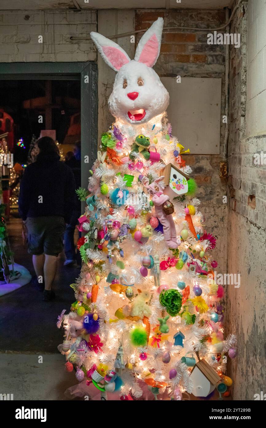 St. Thomas, Ontario, Kanada – Ein dekorierter Osterbaum ist unter den Weihnachtsdekorationen des Elgin County Railway Museum zu sehen. Stockfoto