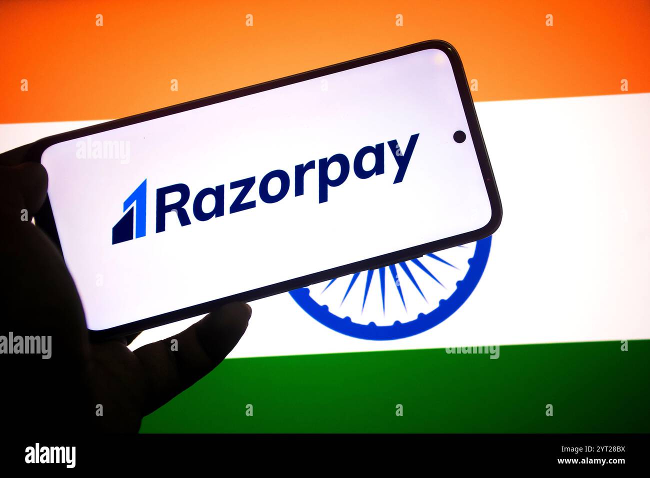 Indien. Dezember 2024. In dieser Abbildung ist ein Razorpay-Logo auf einem Smartphone mit einer indischen Flagge im Hintergrund zu sehen. (Credit Image: © Avishek das/SOPA Images via ZUMA Press Wire) NUR REDAKTIONELLE VERWENDUNG! Nicht für kommerzielle ZWECKE! Stockfoto