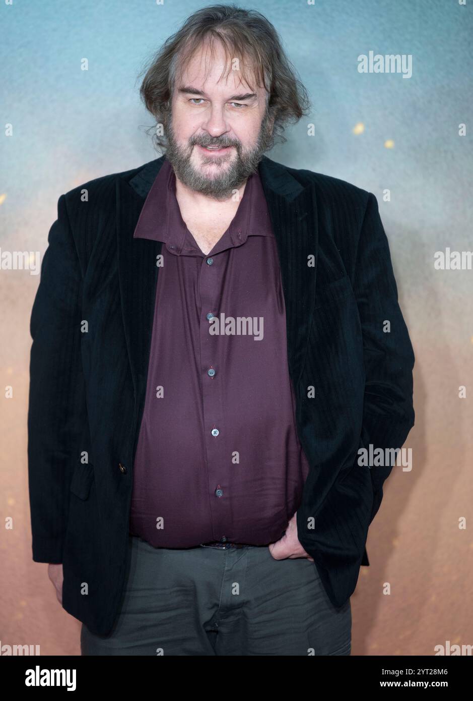 Sir Peter Jackson nimmt an der Uraufführung des Films „der Herr der Ringe: Der Krieg des Rohirrim“ am Odeon Luxe Leicester Square in London, Großbritannien, am 3. Dezember 2024 Teil Stockfoto