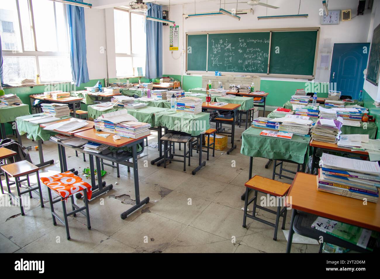 Klassenzimmer mit Schreibtisch und Studentenbüchern in der Mittelschule in Zhaozhou, China Stockfoto