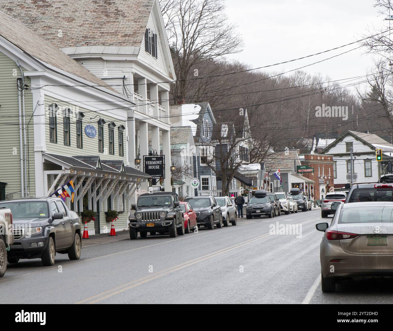 Wilmington, Vermont, USA - 31. Dezember 2022: Eine malerische Straße in einer kleinen Stadt mit historischen Gebäuden und geparkten Fahrzeugen an einem bewölkten Wintertag. Stockfoto