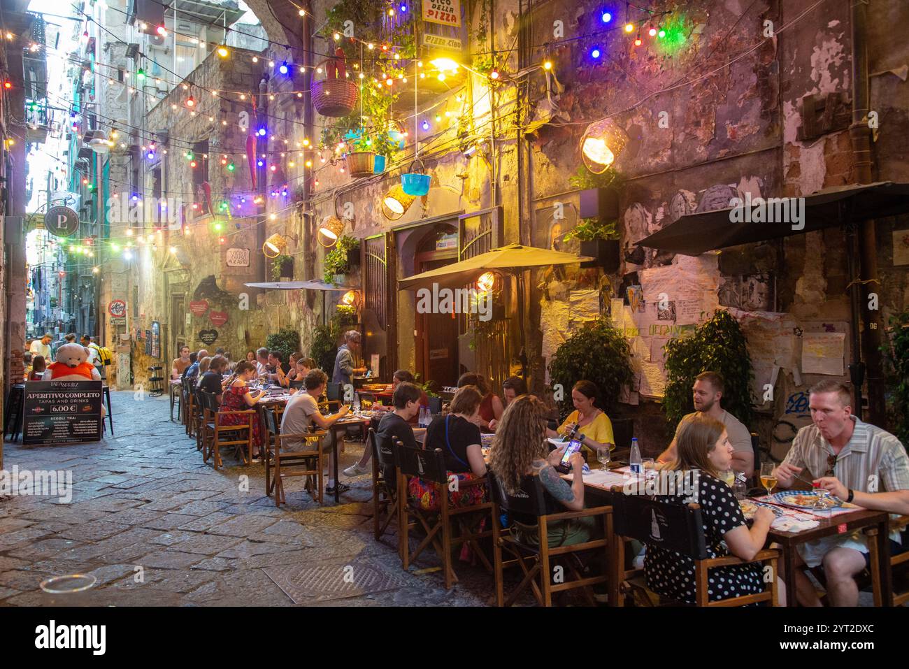 Restaurant am Abend in der Altstadt von Neapel, Italien Stockfoto