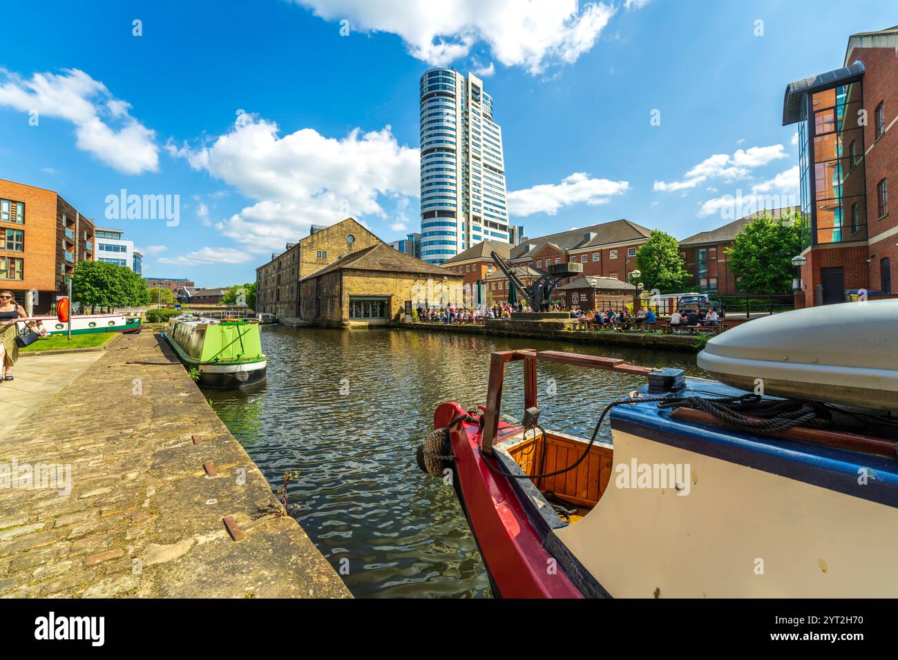 Leeds Panoramablick auf die Stadt mit dem Ufer des Kais mit Kanalbooten, Schmalbooten, Restaurants im Freien, Cafés, Bars. Leeds Skyline Panorama Skyline, England Stockfoto
