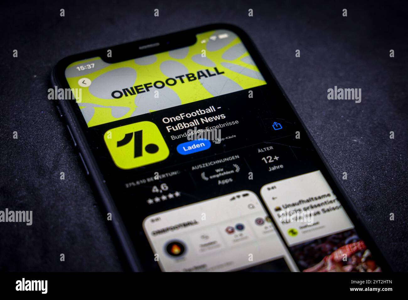 Apple App Store auf einem iPhone. Streaming - Dienste - OneFootball Fußball News // 05.12.2024 *** Apple App Store auf einem iPhone Streaming Services OneFootball Football News 05 12 2024 Stockfoto