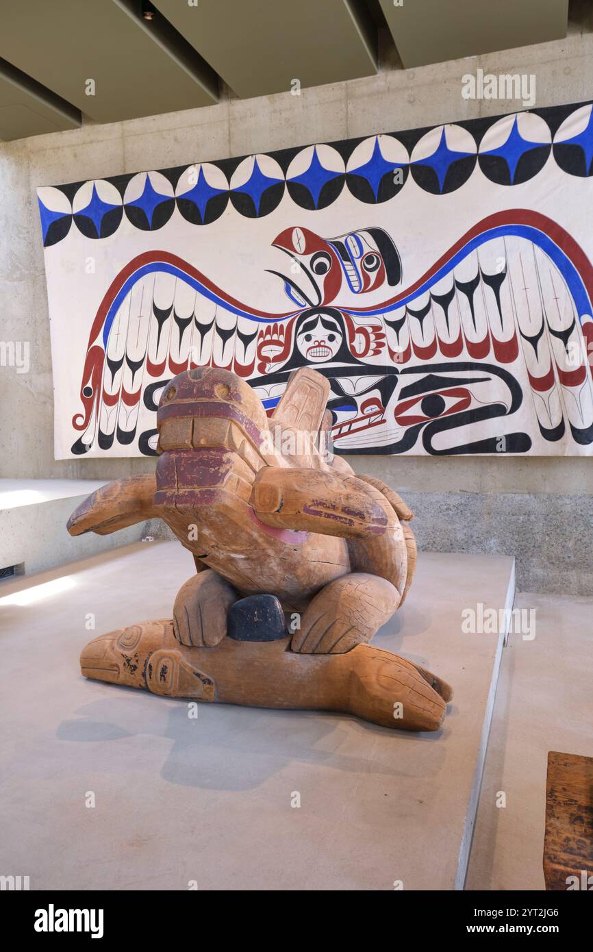 Verschiedene First Nations, holzgeschnitzte Figuren, Ausstellungsstücke im renovierten Hauptatriumbereich. Im Museum of Anthropology der UBC in Vancouver, CA Stockfoto