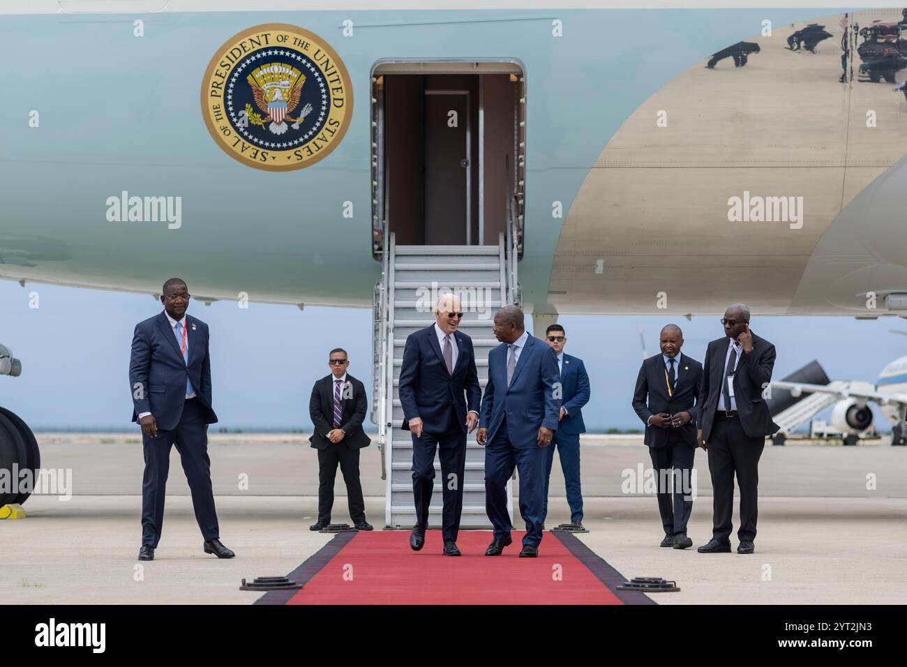 Lobito, Angola. Dezember 2024. US-Präsident Joe Biden und Angolas Präsident Joao Lourenco verlassen die Air Force One, nachdem sie am 4. Dezember 2024 in Lobito, Angola, am Catumbela International Airport gelandet sind. Biden ist in Lobito, um ein US-angolanisches Entwicklungsprojekt zu besuchen und am Lobito Corridor Trans-Africa Summit teilzunehmen. Quelle: Cameron Smith/White House Photo/Alamy Live News Stockfoto