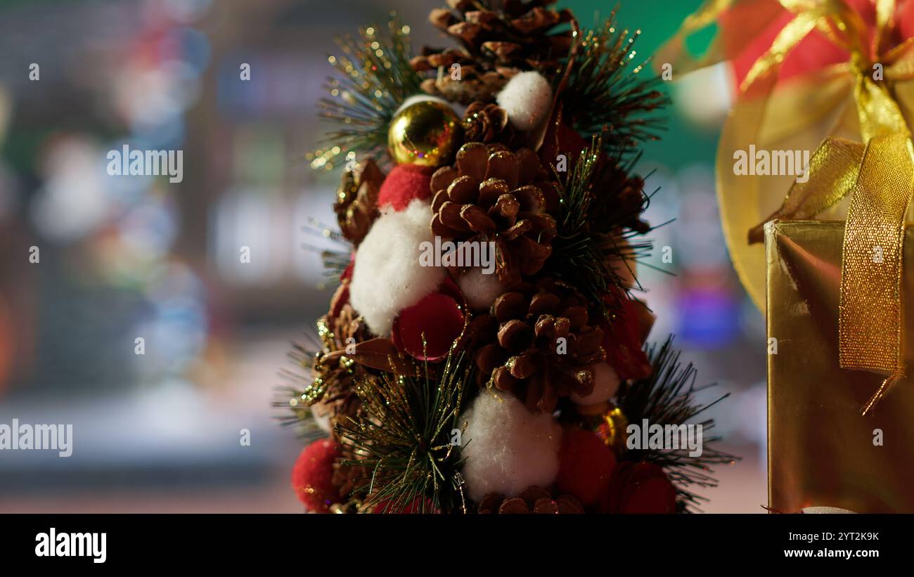 Leere ruhige Werkstatt in der Nordpolhütte, in der der Weihnachtsmann und seine Elfen Geschenke und Spielzeug für die Magie der Weihnachtsfeiertage kreieren. Gemütlicher Raum mit festlicher Dekoration, Feier. Stockfoto