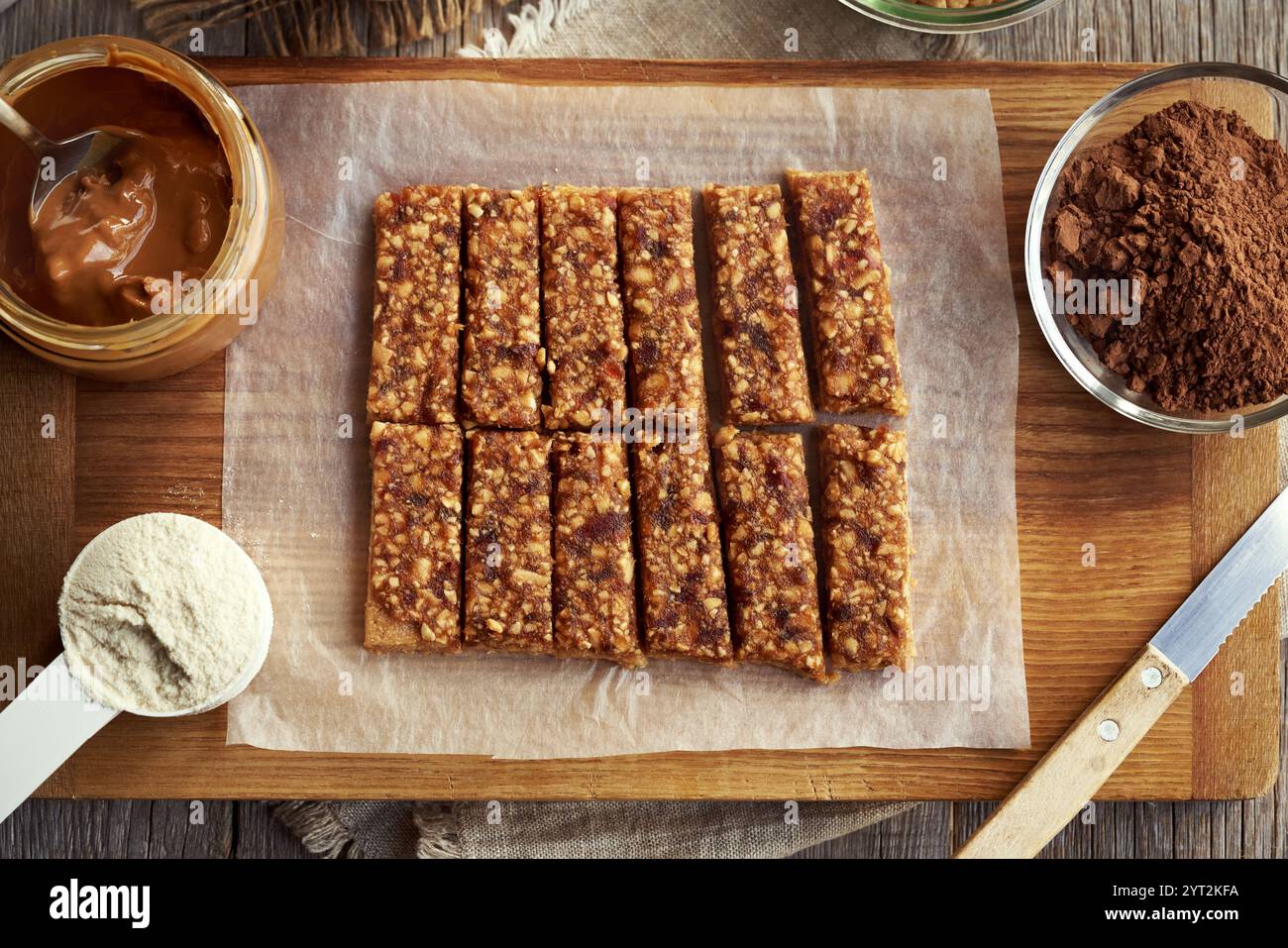Hausgemachte, gesunde Bars aus Molkenproteinpulver, Erdnussbutter, Ahornsirup und rohen Datteln, Draufsicht Stockfoto