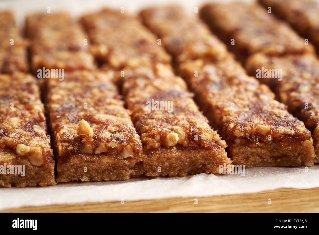 Nahaufnahme von hausgemachten, nicht backen gesunden Bars aus Molkenproteinpulver, Erdnussbutter, Ahornsirup und rohen Datteln Stockfoto